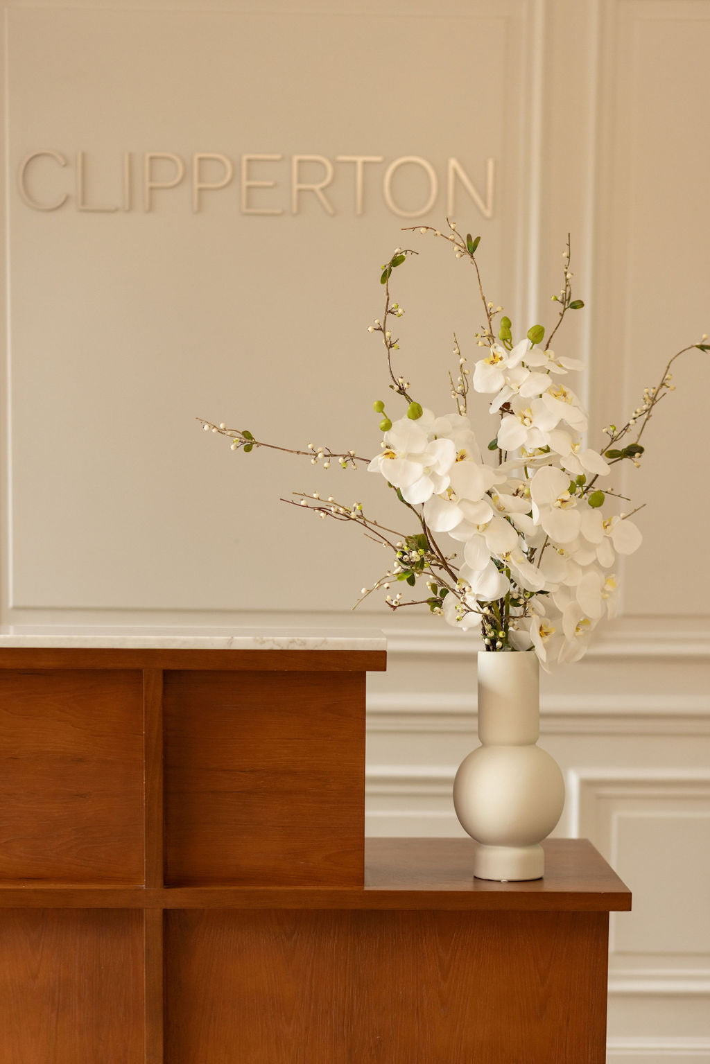 Comment la décoration florale transforme l’expérience client en entreprise